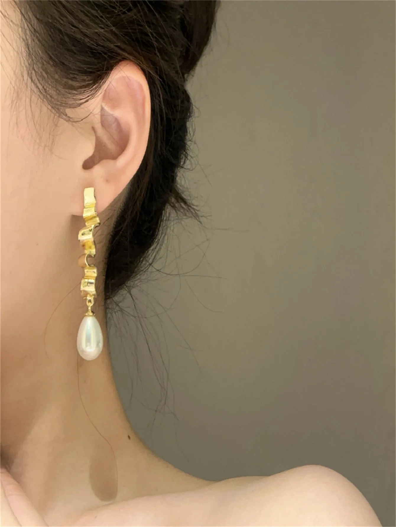 1pair Golden French Cultured Pearl & Metallic Wavy Texture Design Elegant Long Tassel & Pleated Ear Accessories