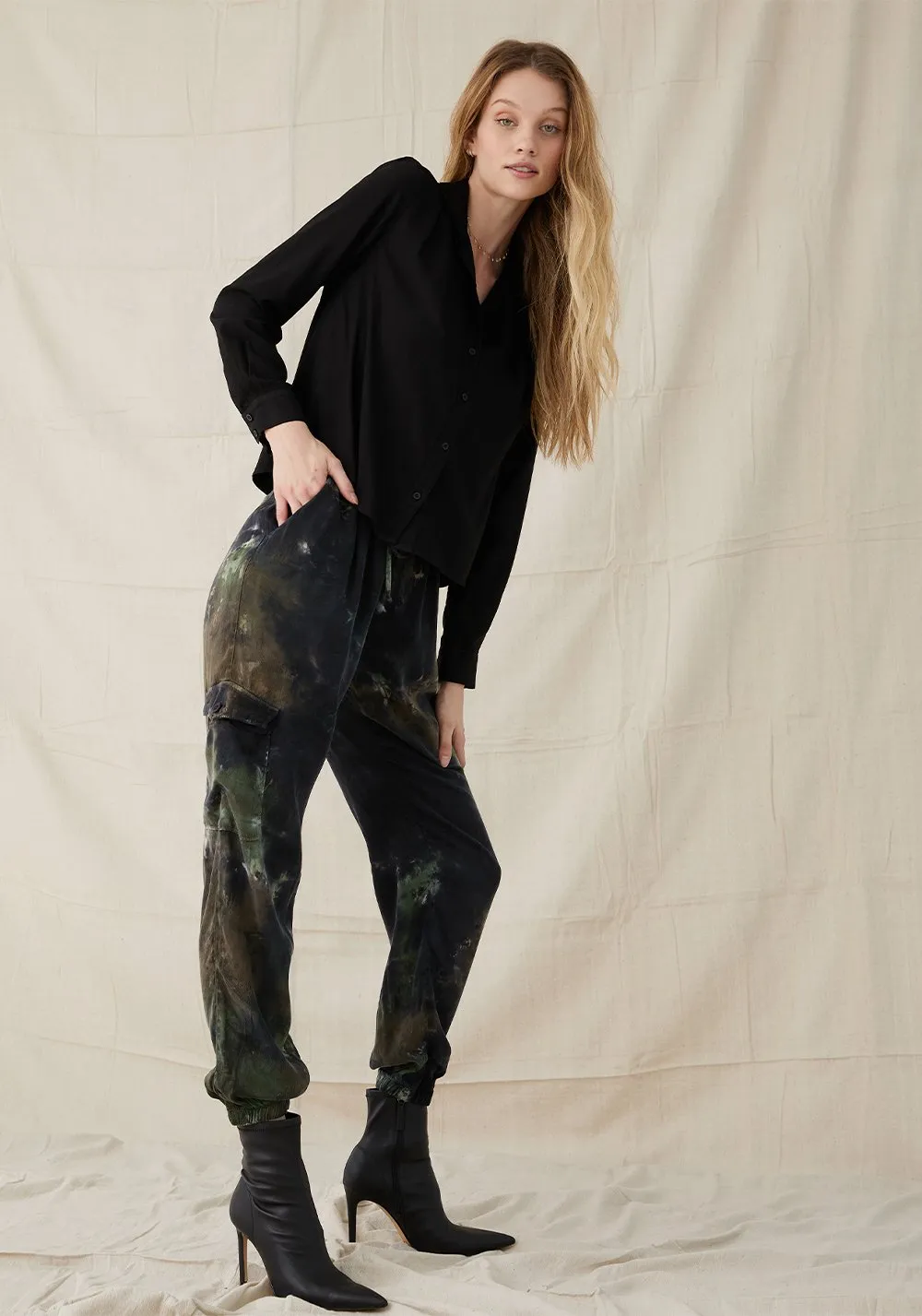 Bella Dahl - Pleat Front Cargo Jogger in Camo Dye