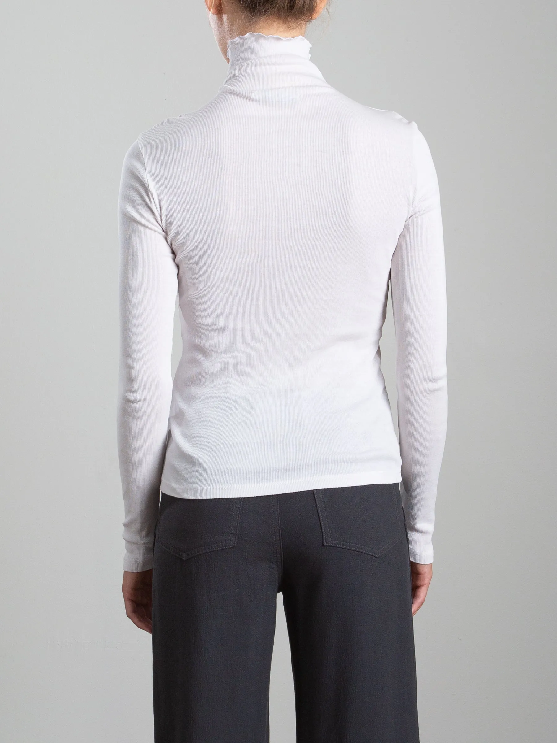 Cleo Turtleneck in Lightweight Rib - Fog