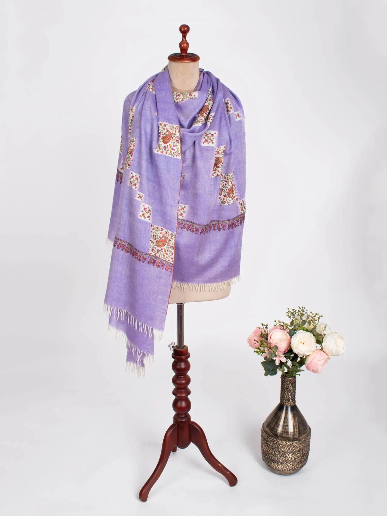 Minimalistic Sozni Embroidered Kashmiri Pashmina Shawl